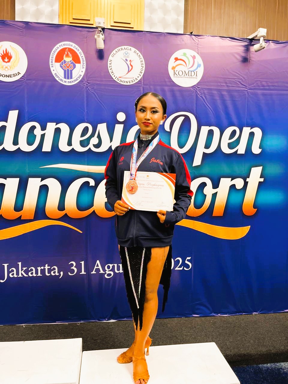 MEMBANGGAKAN: Atlet dansa Bangkalan Beatrix Anindita Larasati menunjukkan piagam dan medali perunggu yang diraih, Minggu (31/8).
