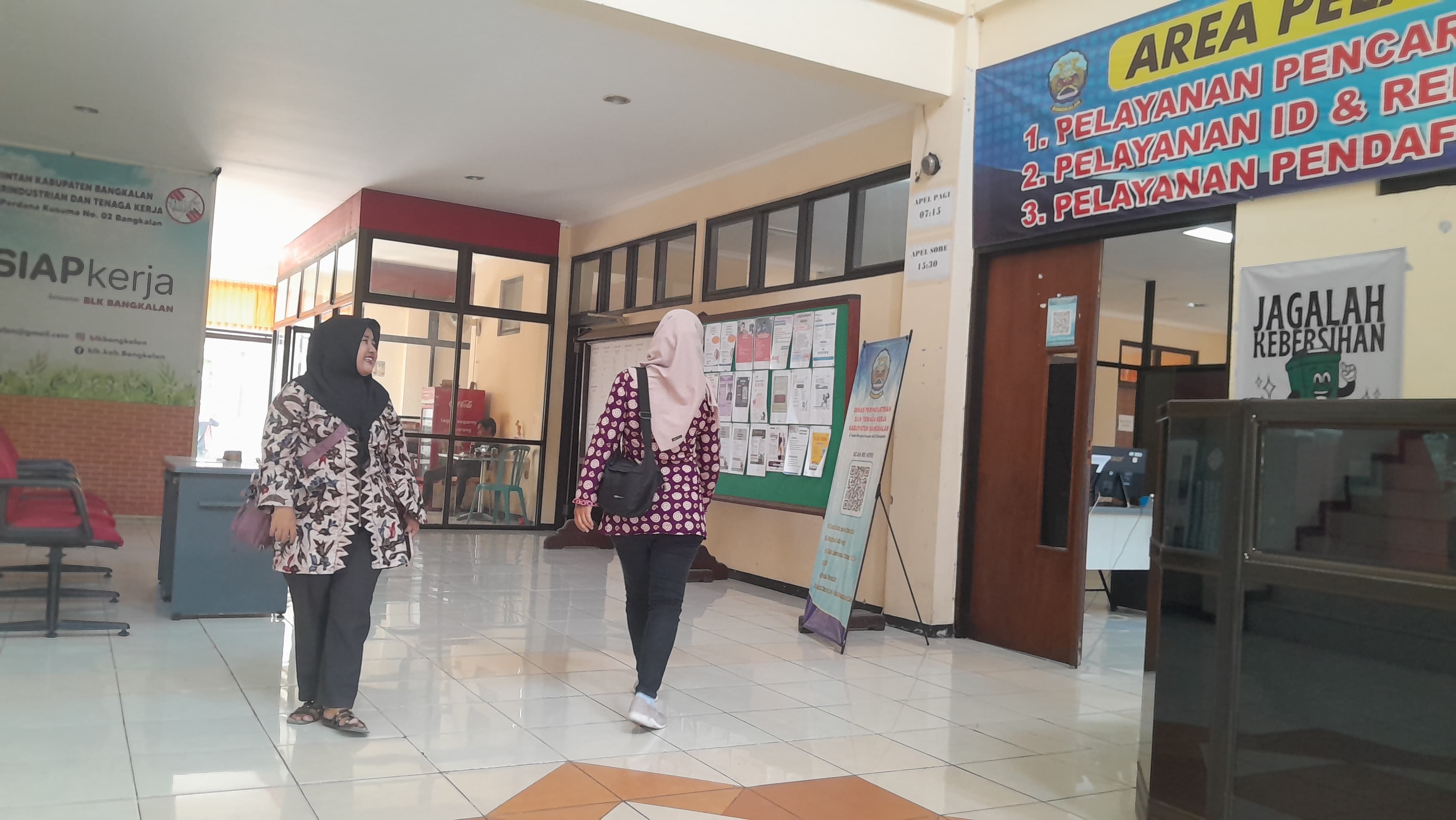 SEPI: Pegawai Disperinaker Bangkalan beraktivitas di kantornya kemarin.