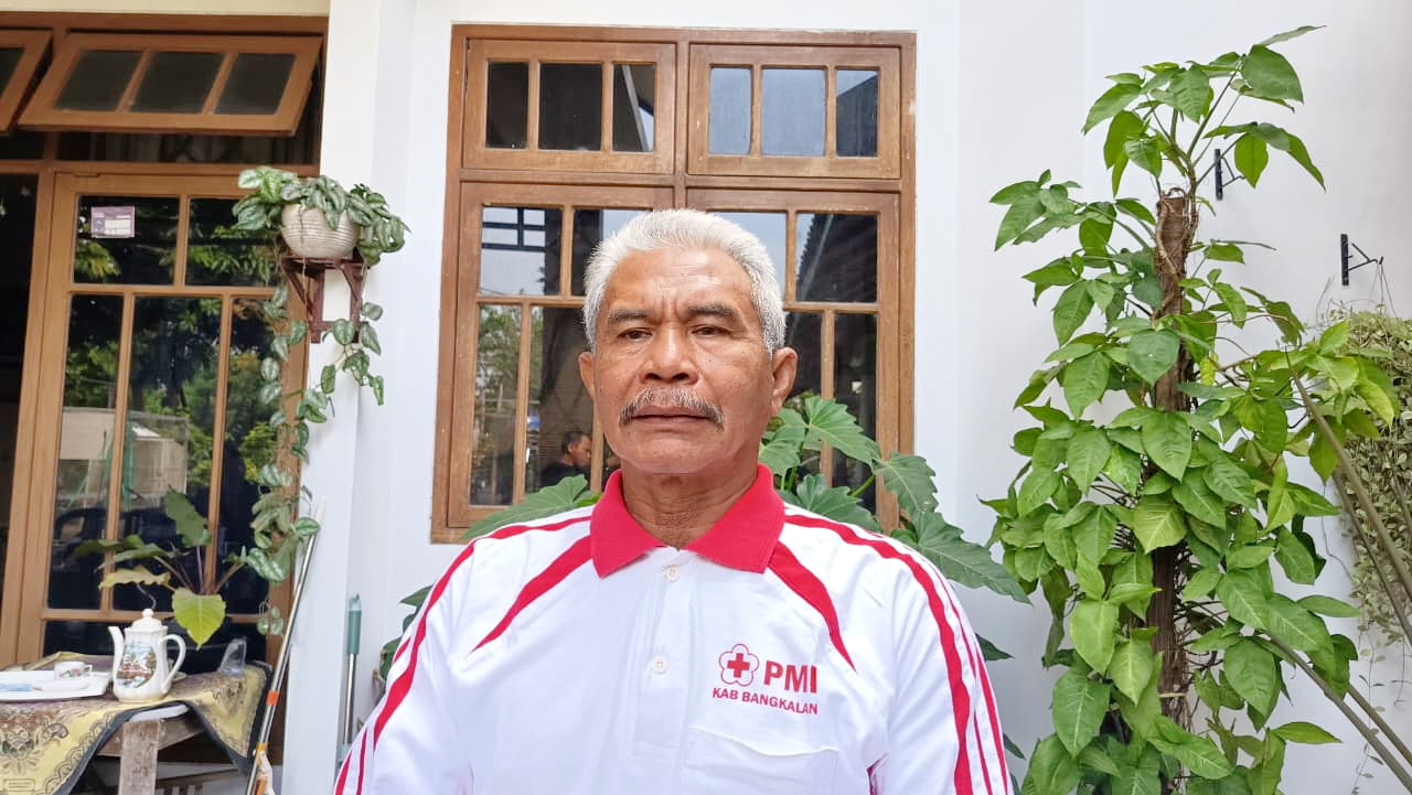 RAMAH: Ketua PMI Bangkalan Moh. Sa&rsquo;ad Asj&rsquo;ari saat ditemui di kediamannya, Selasa (12/8).&nbsp;