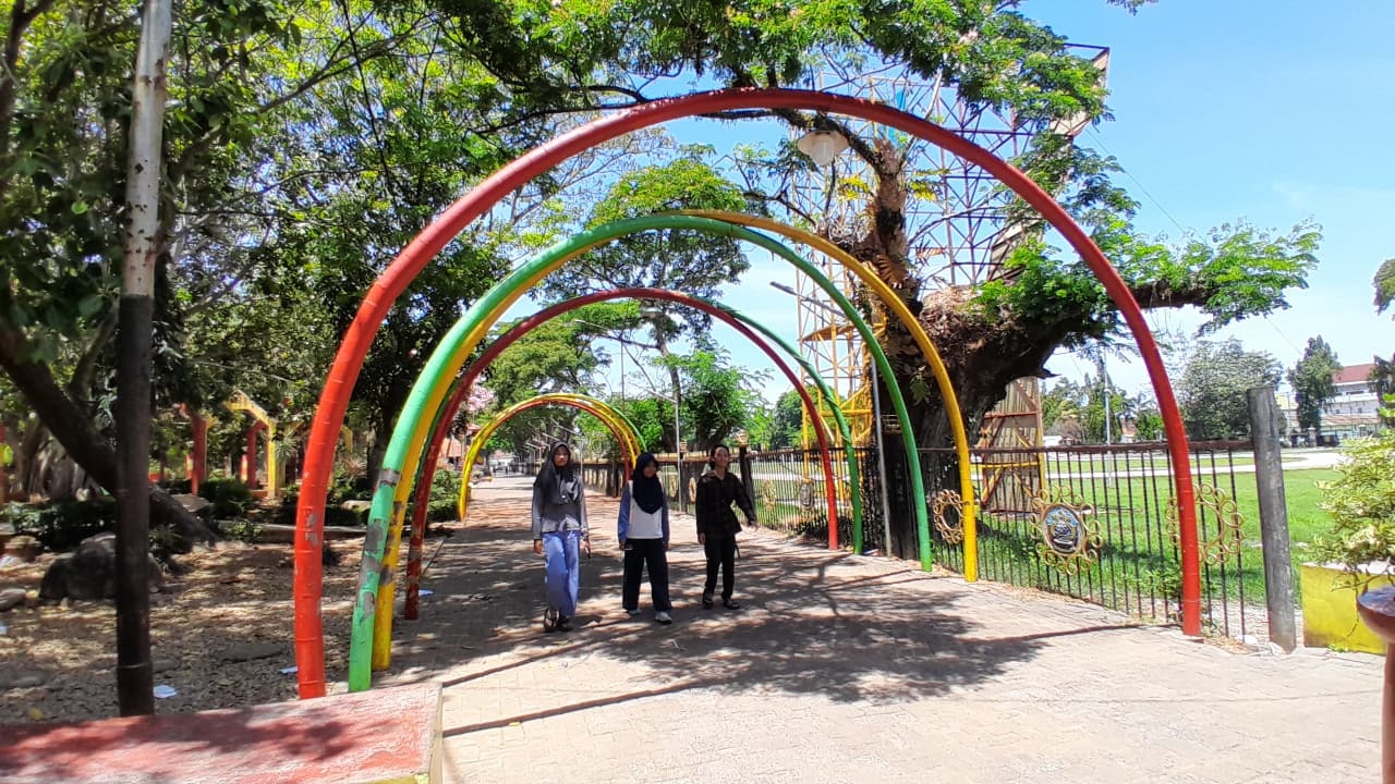 RUANG AMAN: Pengunjung beraktivitas di Taman Paseban Bangkalan, Minggu (7/9).&nbsp;