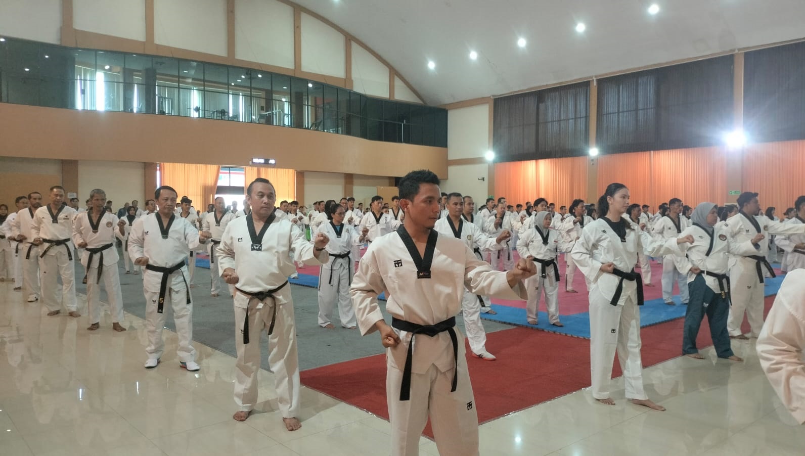 PENUH SEMANGAT: Pelatih TI Jatim mengikuti latihan bersama di Surabaya, Minggu (7/9).&nbsp;