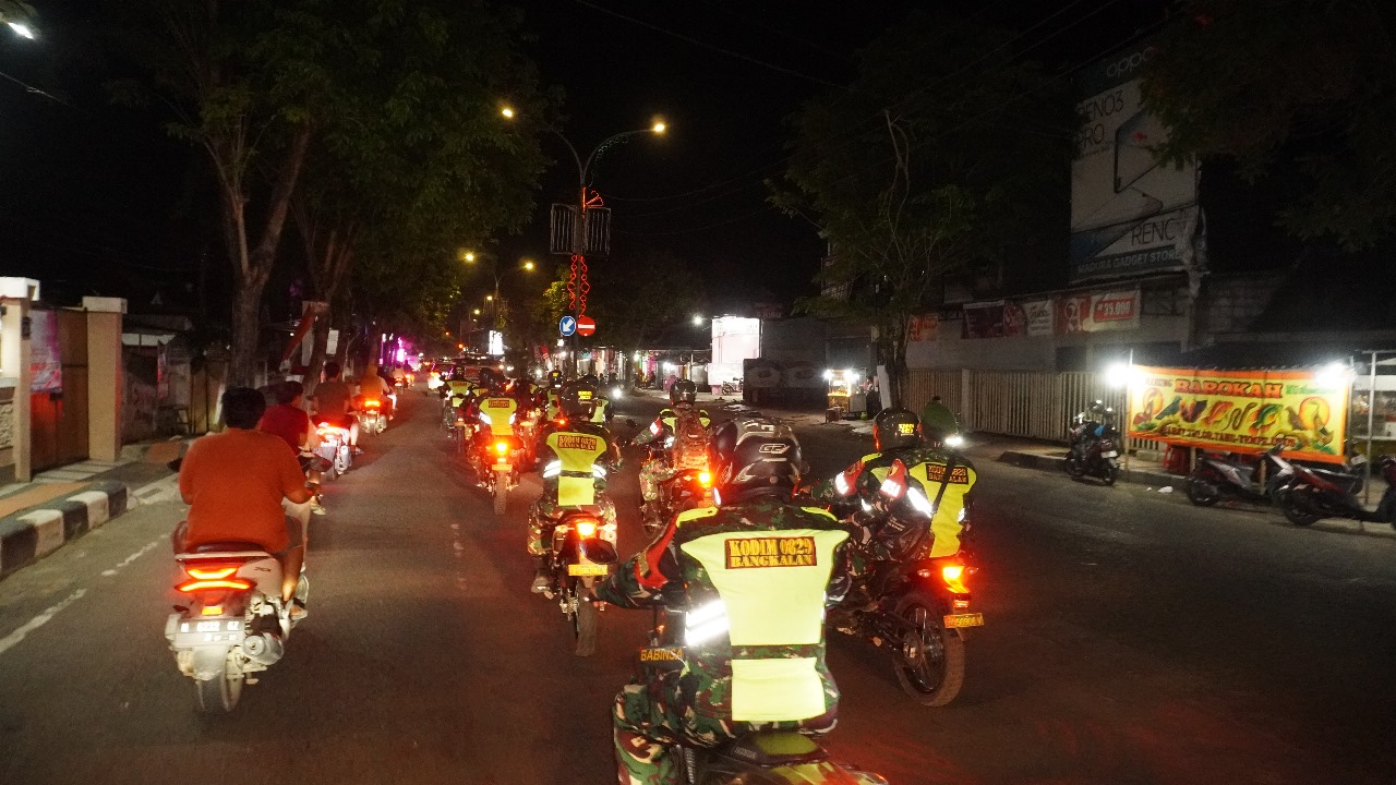 JAGA KEAMANAN: Aparat gabungan saat melaksanakan patroli kamtibmas pada Senin (1/9).&nbsp;