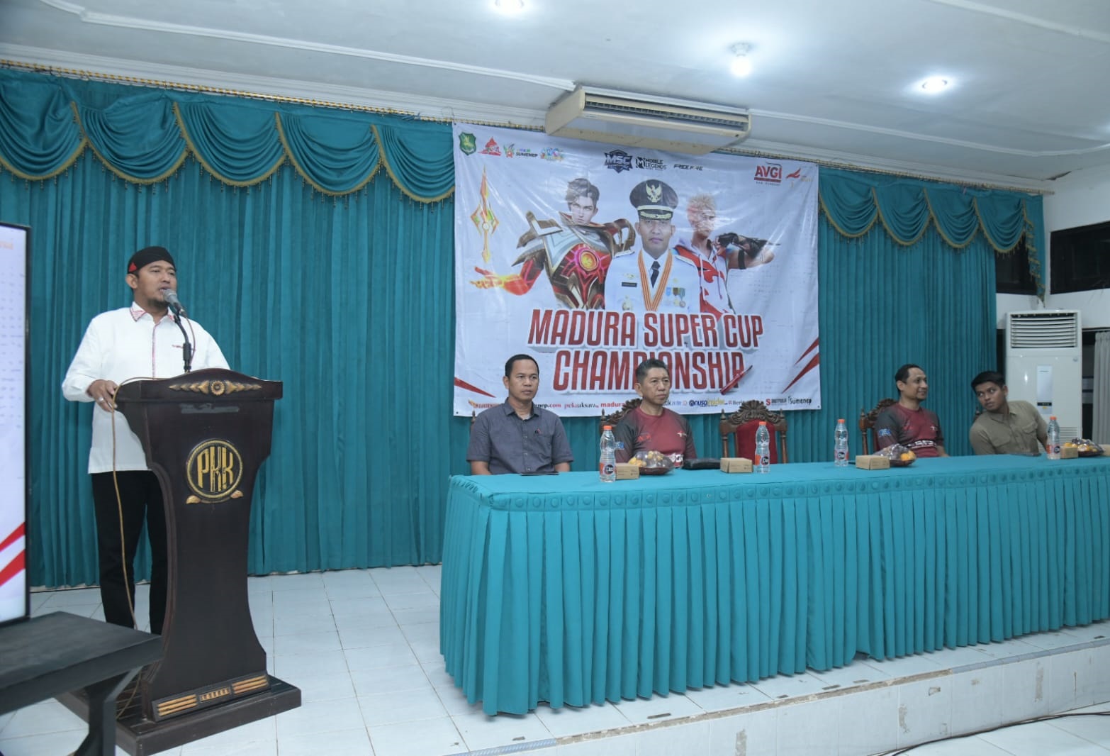 BERI SAMBUTAN: Bupati Achmad Fauzi Wongsojudo menyampaikan sambutan dalam kejuaraan Esports Madura Championship 2025, Minggu (7/9).&nbsp;