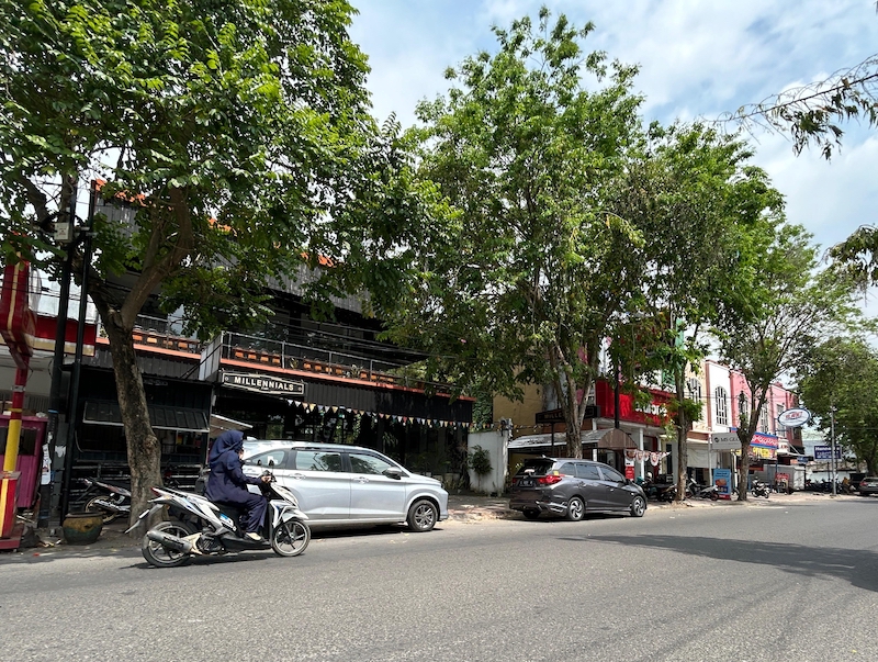 SUMBER PAD: Pengendara melintas di sekitar bangunan usaha di Jalan Raya Moh. Kholil, Selasa (9/9).