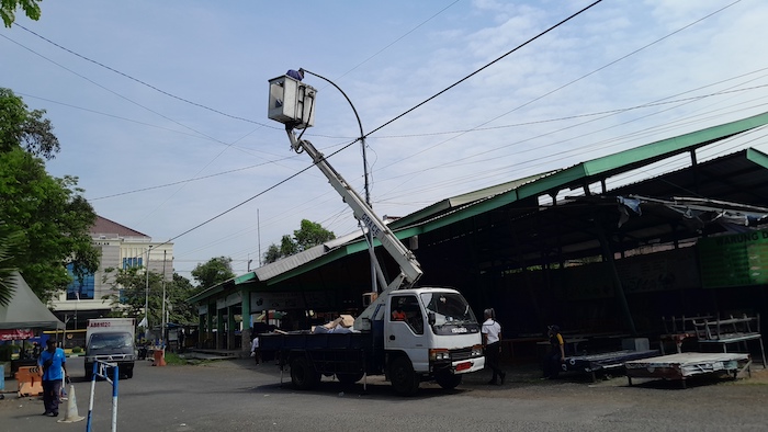FASILITAS UMUM: Petugas Dishub Bangkalan memasang lampu JPU di sekitar SGB, Senin (8/9).&nbsp;