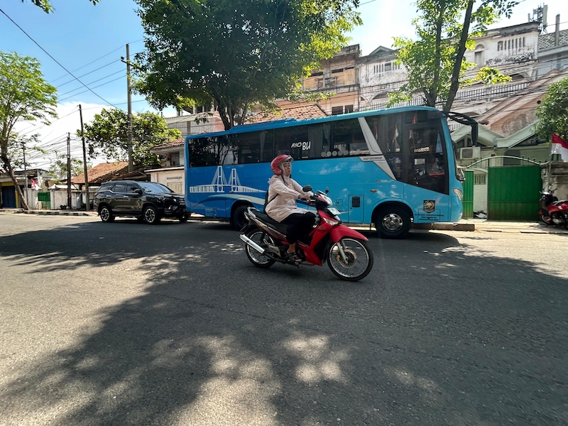 ASET PEMERINTAH: Bus Trans Bangkalan terparkir di Jalan Raya KH Moh. Kholil Bangkalan, Senin (8/9).&nbsp;