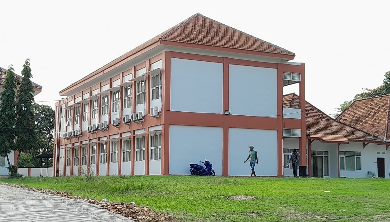PROGRAM NASIONAL: Warga beraktivitas di sekitar gedung SR, Jalan Soekarno-Hatta, Kelurahan Mlajah, Kecamatan Kota Bangkalan, Rabu (20/8).