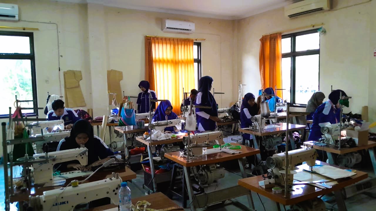 ASAH SKILL: Peserta pelatihan kerja di BLK Disperinaker Bangkalan sedang melakukan praktik, Senin (7/7).&nbsp;