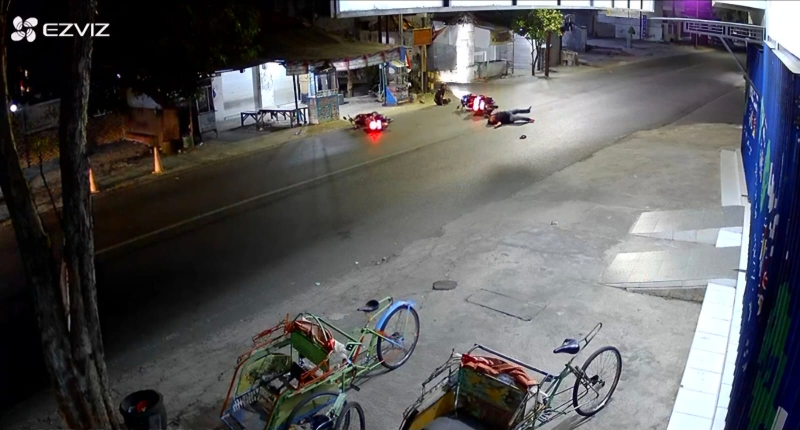 TERGELETAK: Kejadian tabrakan di simpang empat Jalan KH Mansyur, Desa Pangarangan, Kecamatan Kota Sumenep, pada Kamis (4/9).&nbsp;