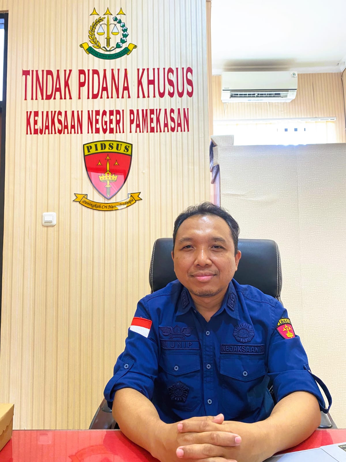 TEGAS: Kasipidsus Kejari Pamekasan Ali Munip saat ditemui di ruangannya, Kamis (11/9).