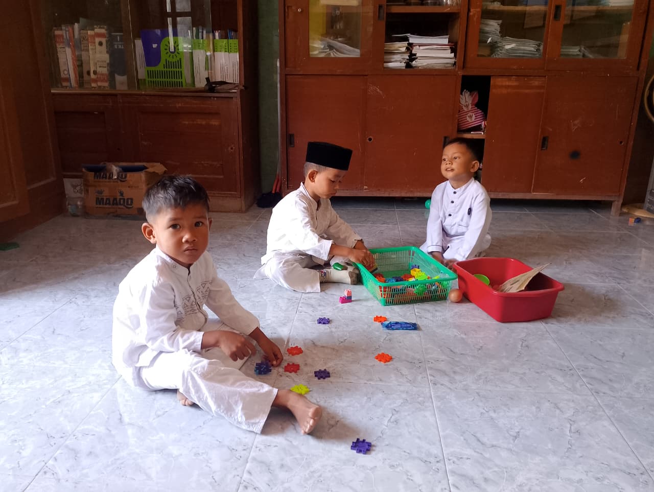 BERMAIN: Murid TK Al-Karomah Kelurahan Karang Dalem, Kecamatan Kota Sampang, sedang bermain saat jam istirahat, Jumat (11/9).&nbsp;