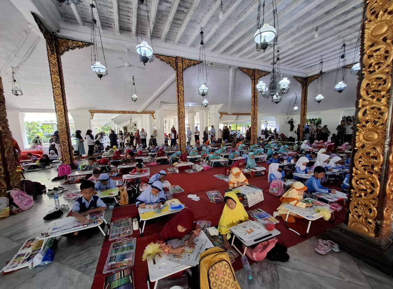 ANTUSIAS: Sejumlah pelajar di Kabupaten Sumenep sedang mengikuti Fun Colouring Competition (FCC) Ke-5 di Pendopo Keraton Sumenep, Rabu (30/7).&nbsp;
