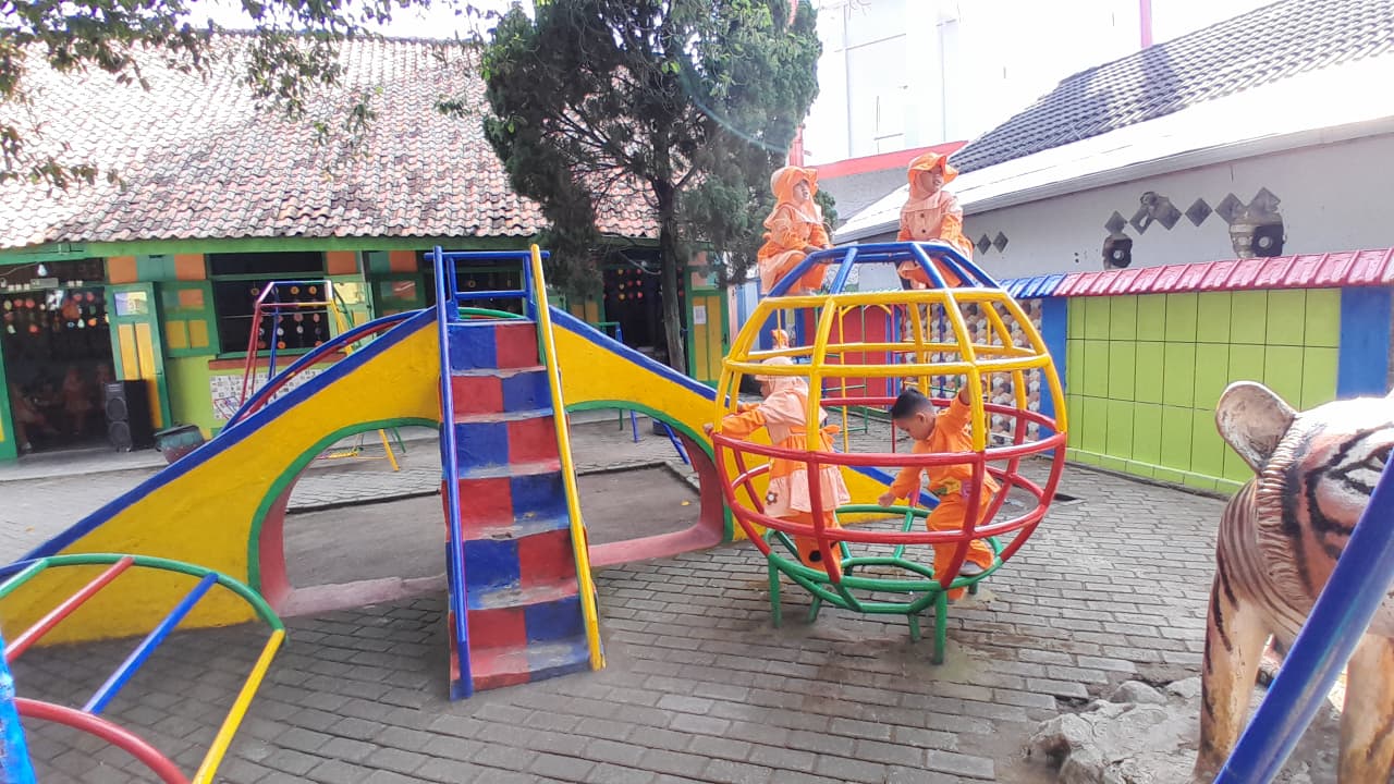 CERIA: Sejumlah murid TK YKK 1 Bangkalan menikmati permainan edukatif di halaman sekolahnya kemarin.&nbsp;