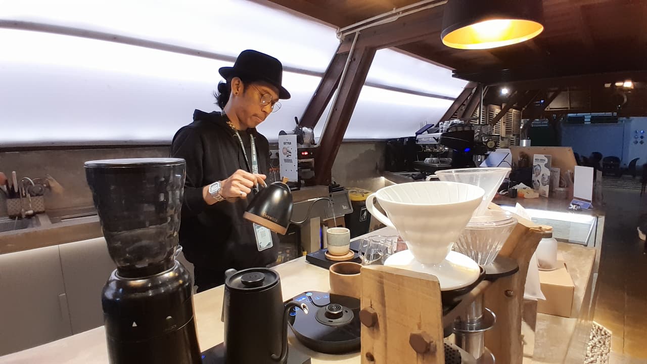 MENGOLAH RASA: Barista Kedai Kopi Kelud sedang meracik kopi, Kamis (11/9).&nbsp;