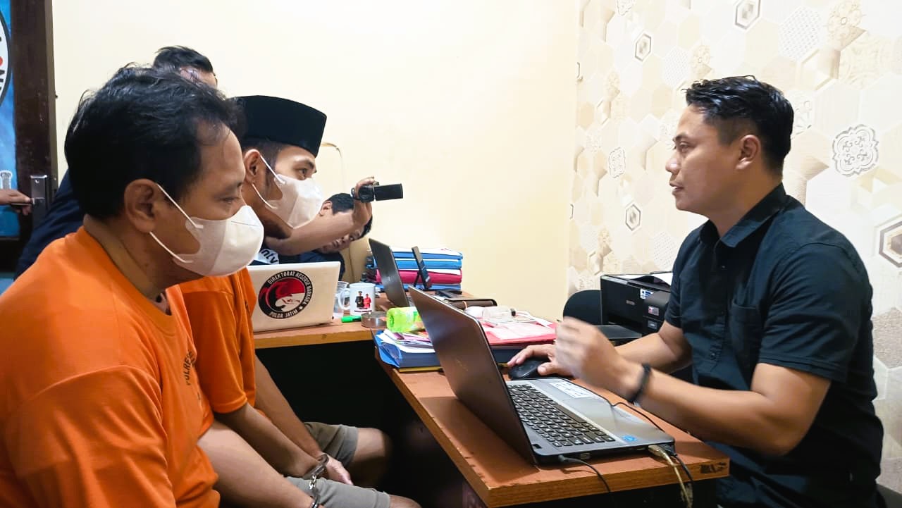 DIINTEROGASI: Empat terduga penyalah guna narkotika berada di Kantor Polsek Tamberu, Kecamatan Batumarmar, Pamekasan, Minggu (7/9).&nbsp;