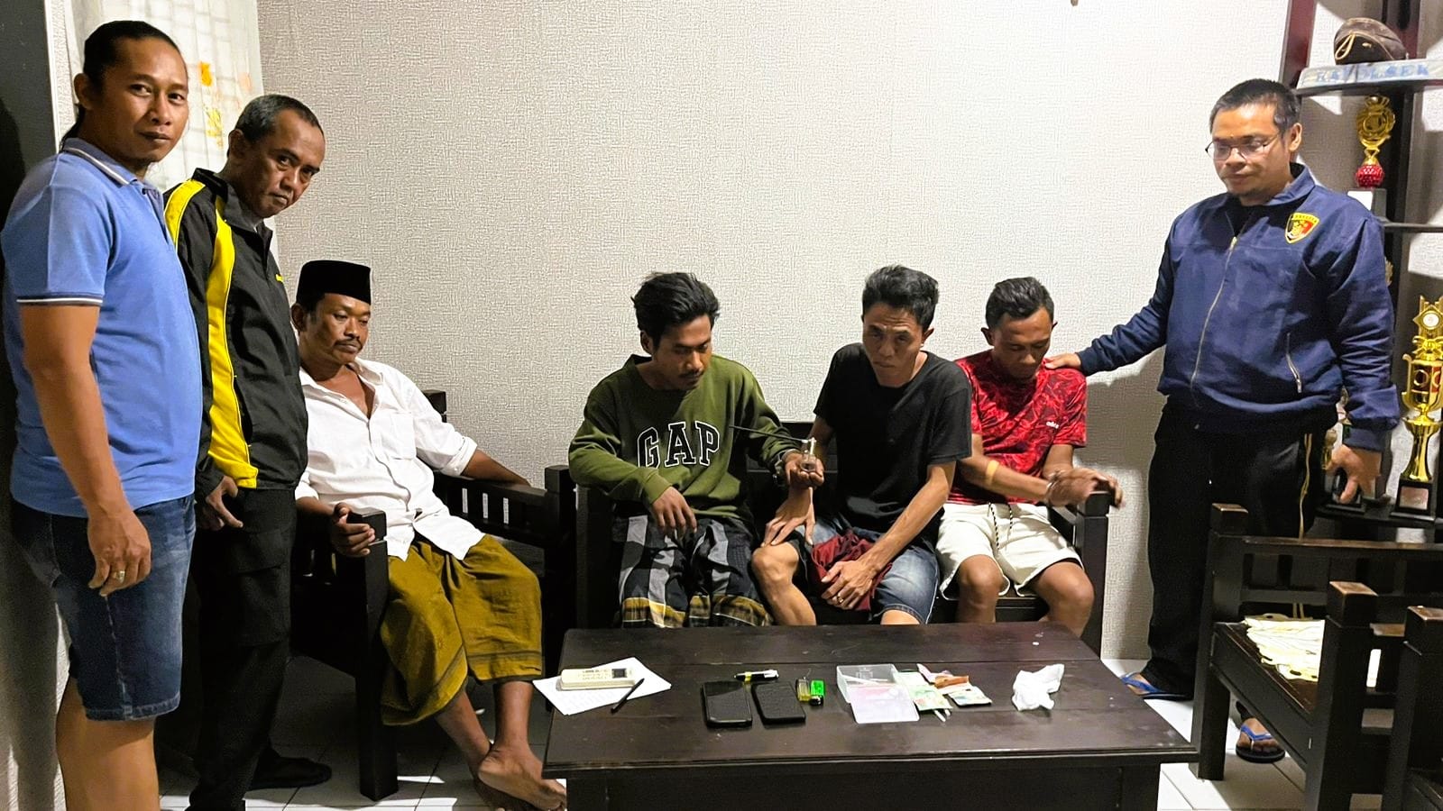 PASRAH: Tersangka kasus dugaan penyalahgunaan narkoba Moh. Ali Noval dan Wahyu Ila diperiksa penyidik Satresnarkoba Polres Bangkalan, Kamis (7/8).&nbsp;