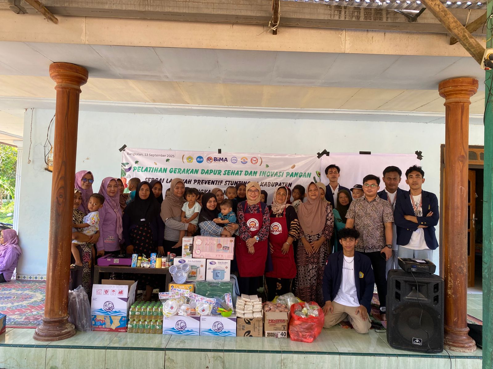 SEHAT: Tim pengabdian dosen UTM berfoto bersama setelah memberikan Pelatihan Gerakan Dapur Sehat dan Inovasi Pangan kepada masyarakat.