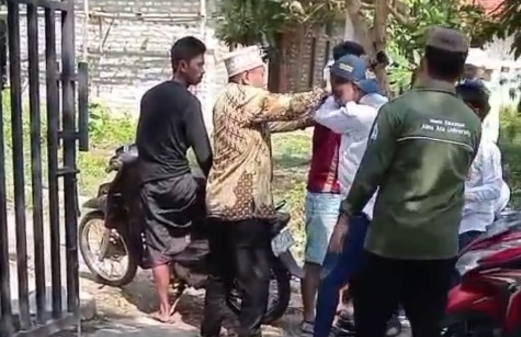 BULLYING: Sejumlah pelaku saat melakukan aksi pengeroyokan terhadap Agos Sholeh, di depan lembaga pendidikan di Desa Tenggun Dajah, Kecamatan Klampis, Senin (28/4).&nbsp;