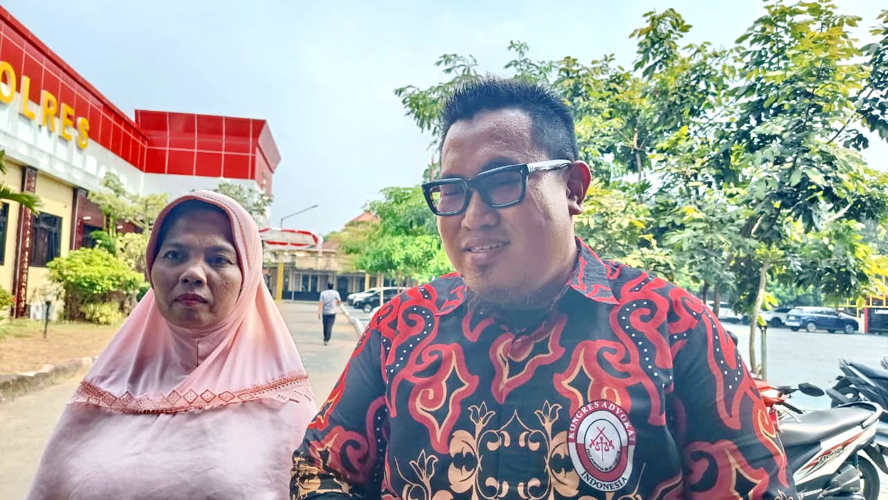 MENCARI KEADILAN: Korban penipuan oknum polisi, Sumini, didampingi kuasa hukumnya usai menghadiri sidang etik perdana di Mapolres Bangkalan, Kamis (7/8).&nbsp;
