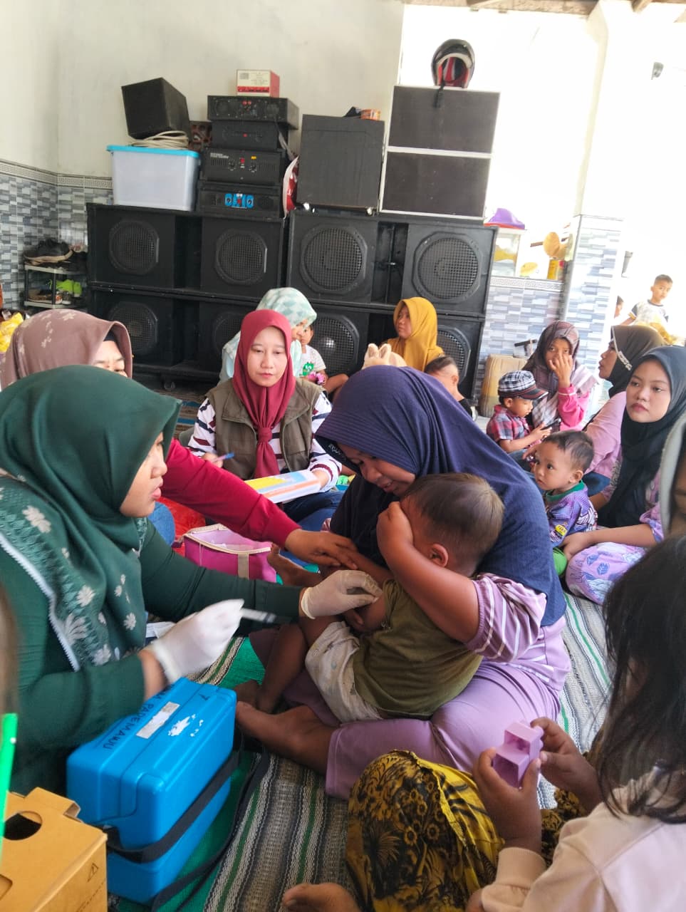 DEMI KESEHATAN: Petugas Puskesmas Pademawu, Pamekasan, melakukan imunisasi campak pada anak, Minggu (14/9).&nbsp;