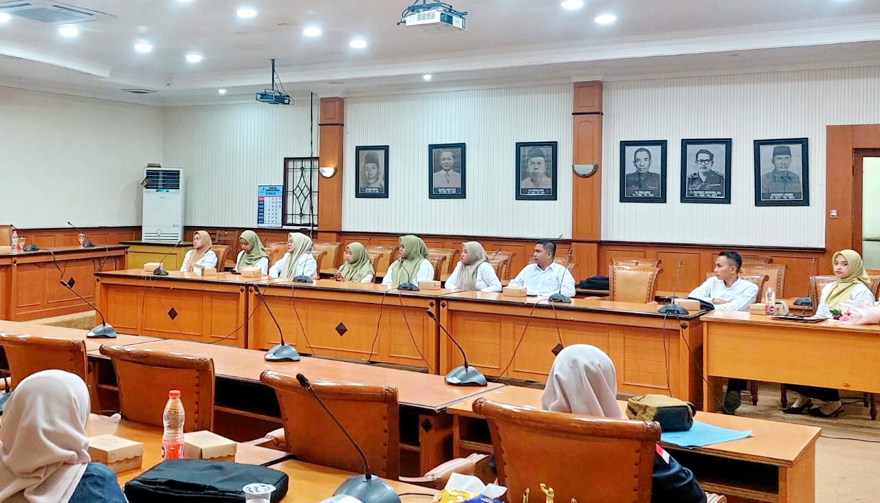 PEGAWAI BARU: PPPK seleksi tahap dua mengikuti pengarahan dari BKPSDM Sampang di aula kantor pemkab, Kamis (11/9).&nbsp;
