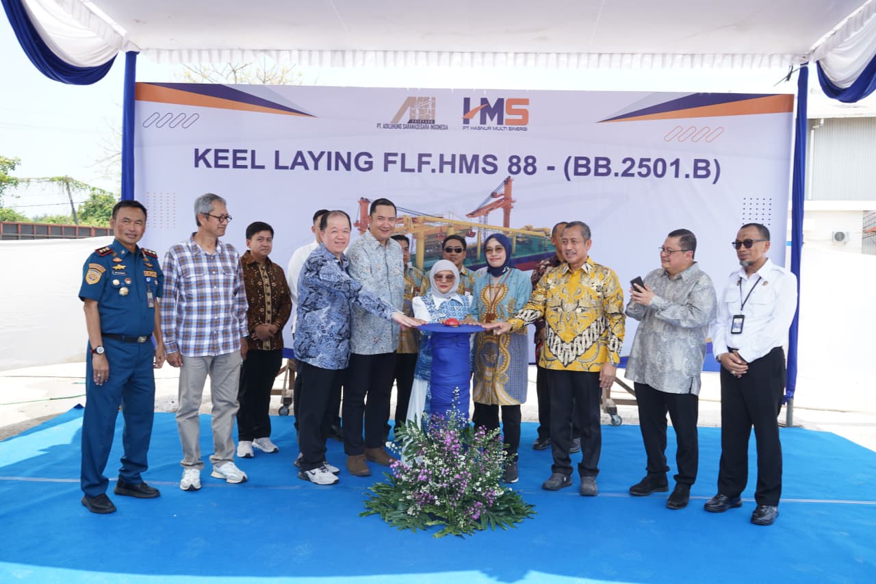 SIMBOLIS: Pihak PT ASSI dan PT HMS melakukan prosesi peletakan lunas (keel laying) dengan menekan tombol sirene.