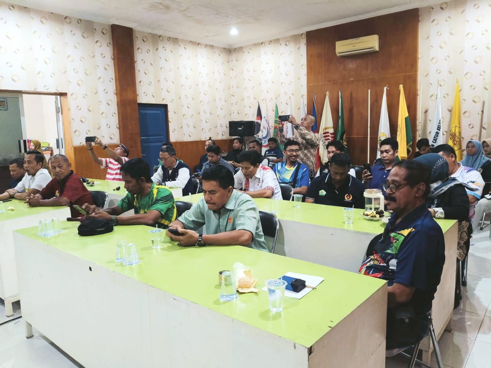 DISKUSI: Perwakilan cabor mengikuti arahan di Kantor KONI Pamekasan, Jumat (5/9).&nbsp;