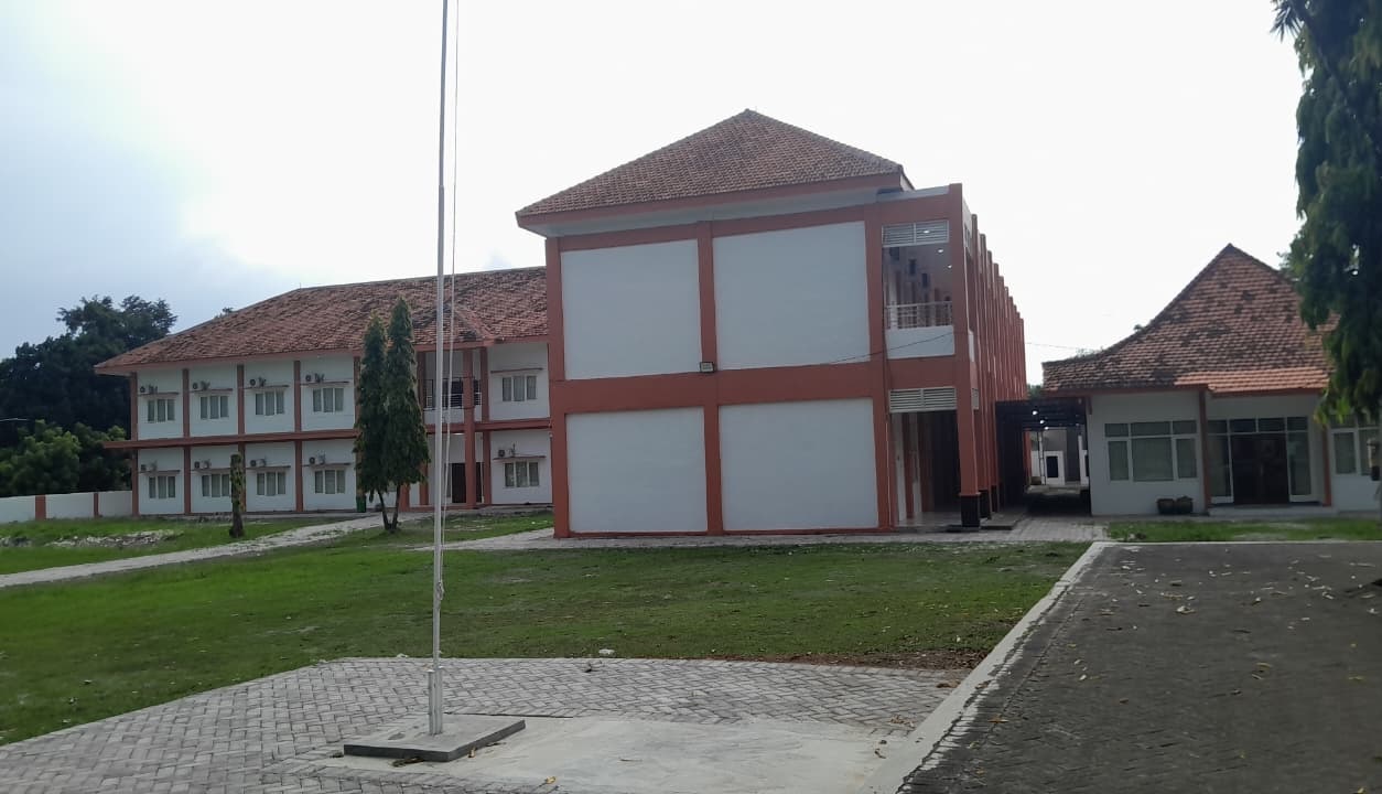 MENJULANG: Gedung sementara untuk pelaksanaan Sekolah Rakyat di Bangkalan sudah dilakukan renovasi, Rabu (17/9).&nbsp;
