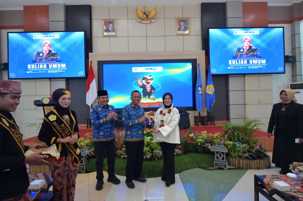 KANANG-KENANGAN: Rektor UTM Prof Dr Safi&rsquo; memberikan cenderamata kepada Kepala LLDikti Wilayah VII Prof Dr Dyah Sawitri di Aula Syaikhona Muhammad Kholil, Rabu (17/9).&nbsp;