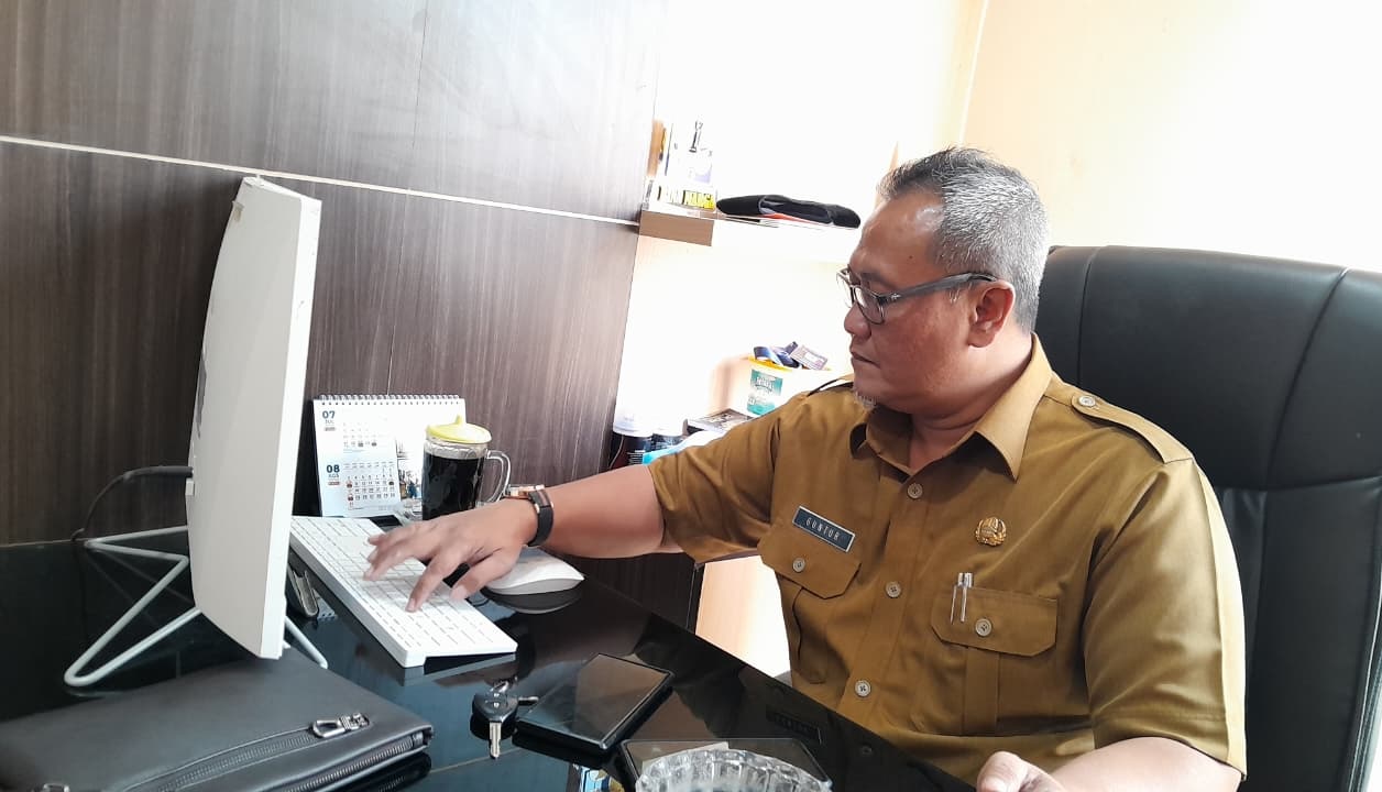 CEK DATA: Kabid Bina Marga DPUPR Bangkalan Guntur Setiadi saat ditemui di ruang kerjanya, Selasa (16/9).