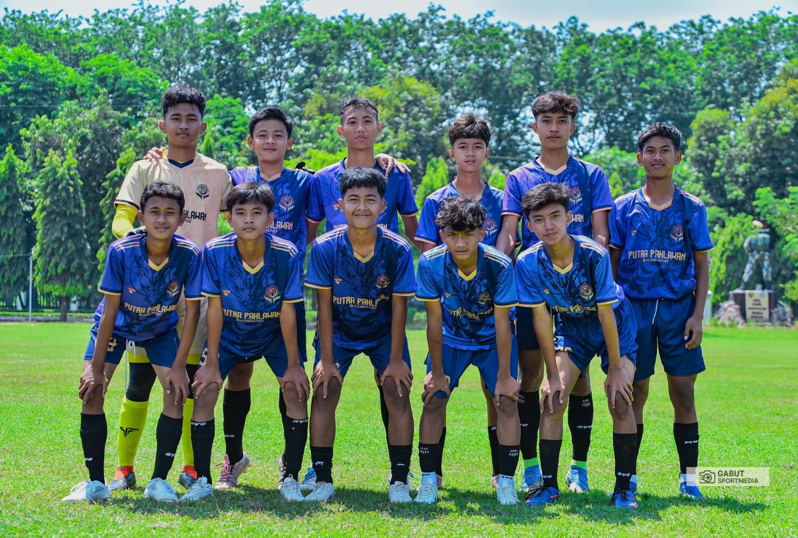 SOLID: Tim Putra Pahlawan U-15 berfoto bersama sebelum bertanding dalam turnamen Piala Menpora U-15 di Lapangan Lanud Surabaya, Selasa (16/9).