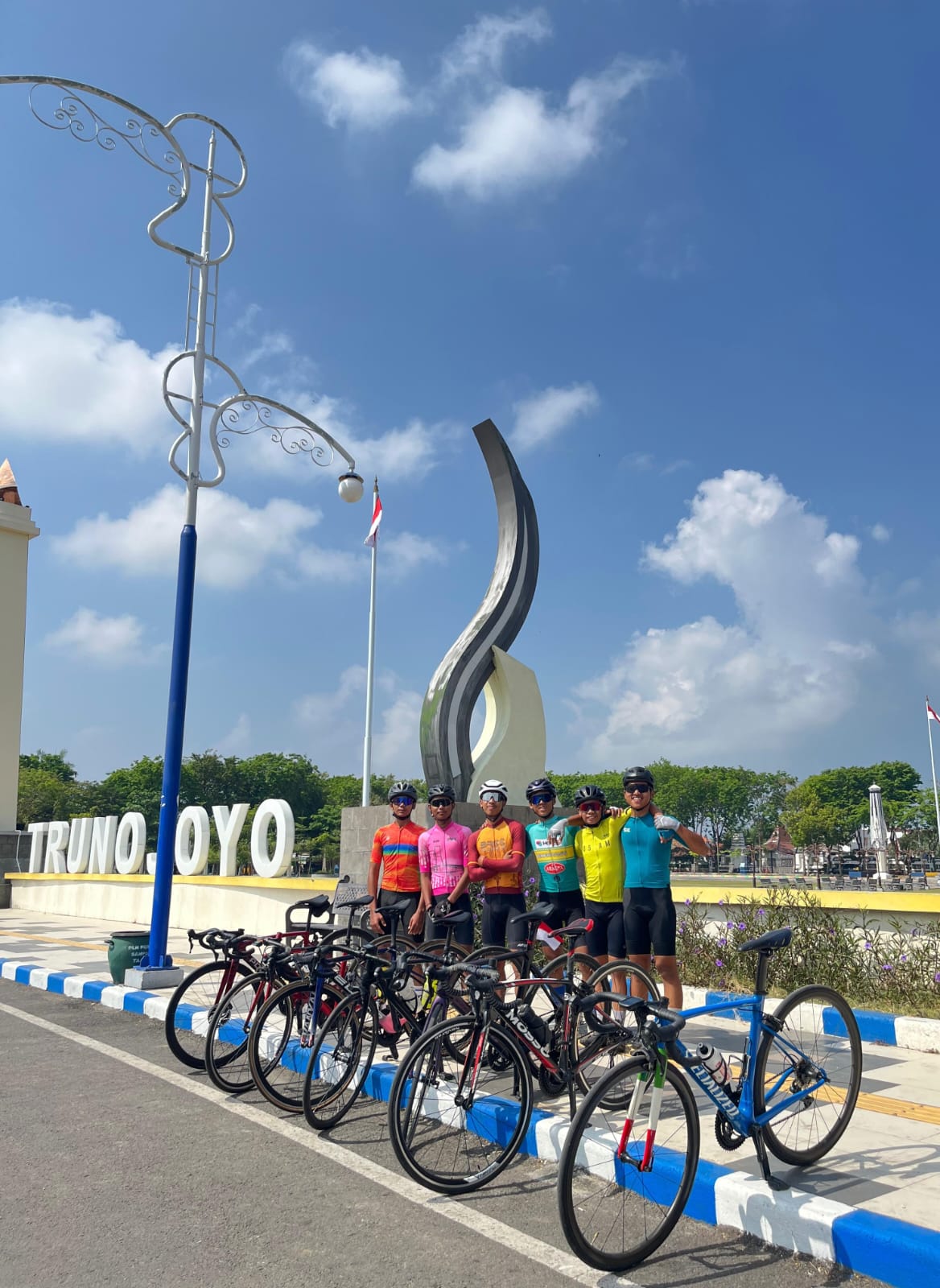 SEMANGAT: Atlet sepeda Bangkalan tengah melakukan latihan bersama di Sampang Minggu (31/8).  &nbsp;