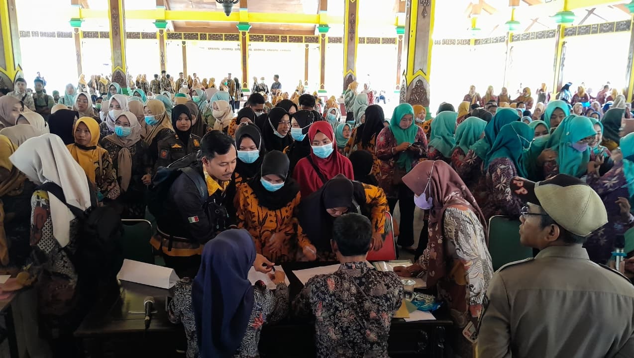 PELAYAN MASYARAKAT: Ratusan pegawai non-ASN Bangkalan mengikuti verifikasi pengusulan PPPK paro waktu di Pendopo Pratanu, Kamis (28/8).