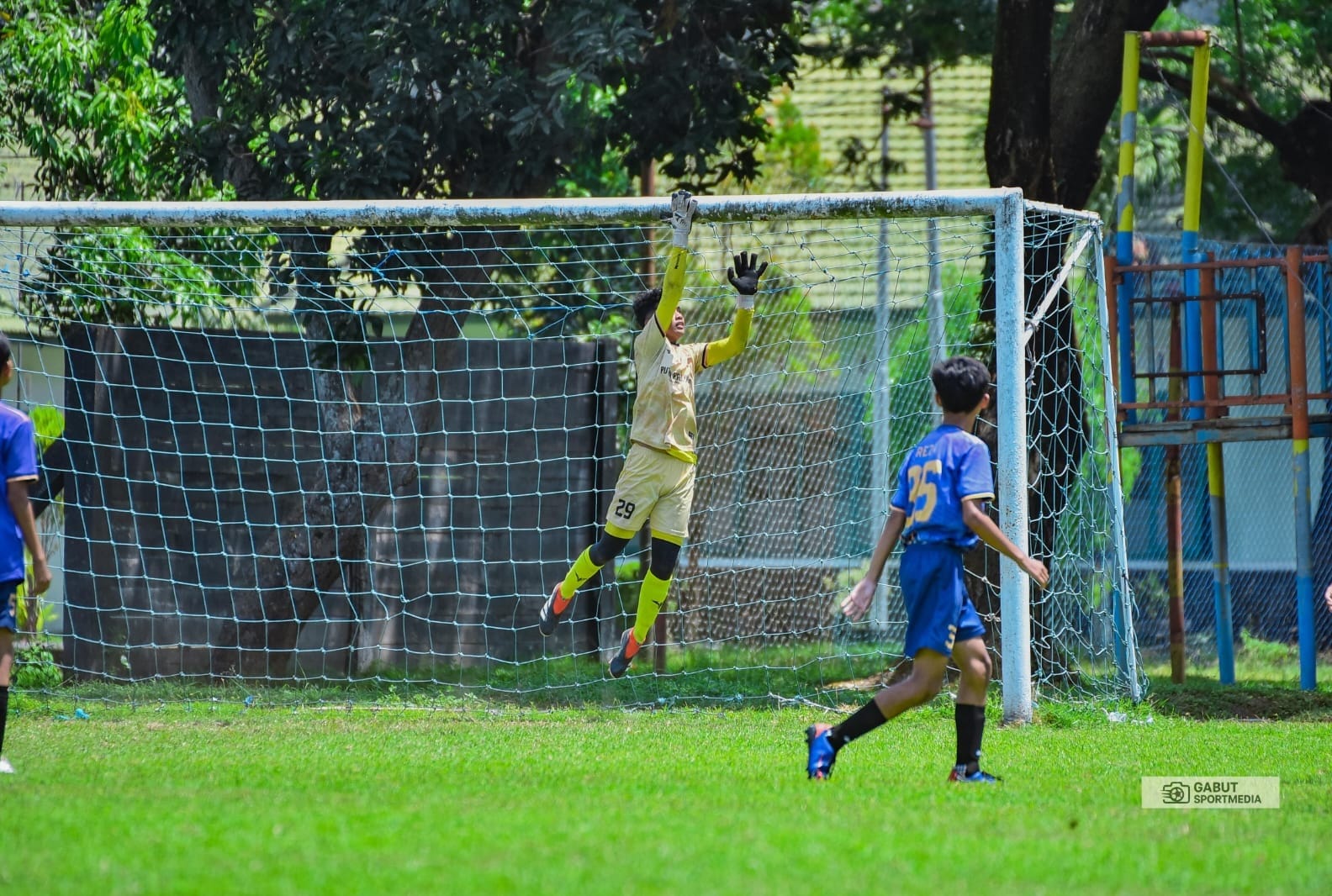 TALENTA LOKAL: Kiper Putra Pahlawan berusaha menangkap bola saat bertanding melawan Unesa FC di Lapangan Sepak Bola Lanud Surabaya, Rabu (17/9).&nbsp;