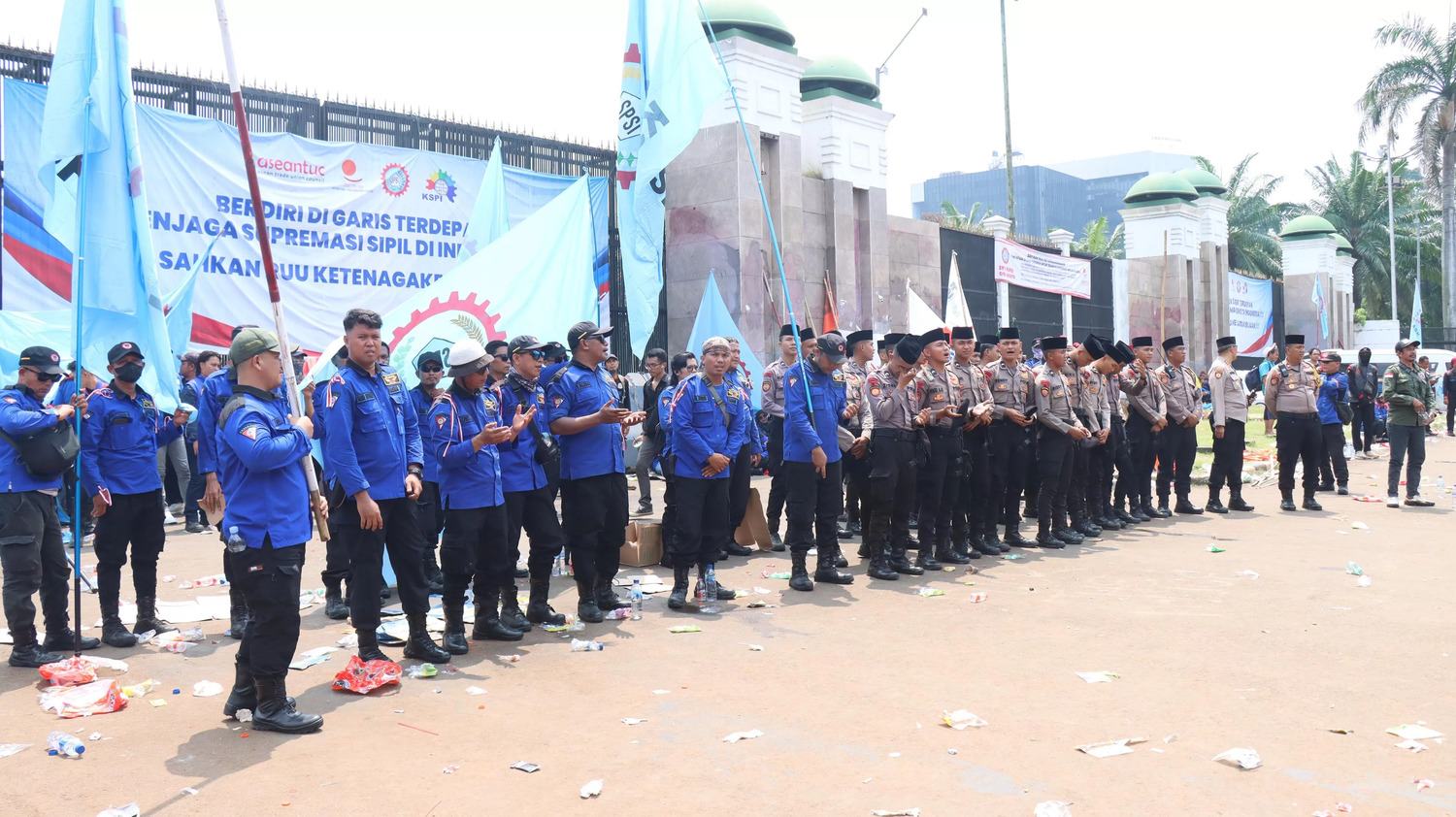 Ribuan buruh dari berbagai serikat pekerja di Jabodetabek menggelar aksi besar di depan gedung DPR RI, Senin (22/9).