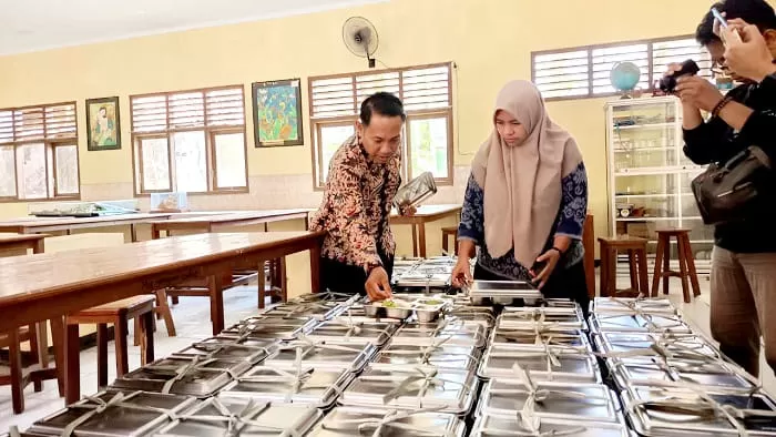 PANTAU LANGSUNG: Kepala SMA Negeri 3 Bangkalan Hendrik Dewantara beserta guru mengecek menu MBG sebelum diberikan kepada siswa Kamis (18/9).