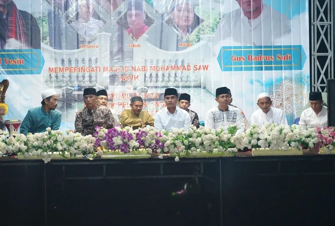 RELIGIUS: Lukman Hakim menghadiri Maulid Nabi dan Khotmil Qur&rsquo;an di Desa Jaah, Kecamatan Tragah, Minggu (21/9).