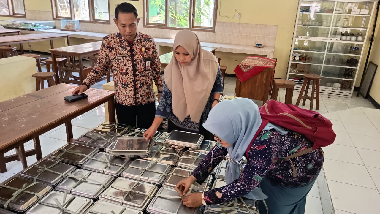 PANTAU LANGSUNG: Kepala SMAN 3 Bangkalan Hendrik Dewantara beserta guru mengecek menu MBG sebelum diserahkan kepada murid, Kamis (18/9).