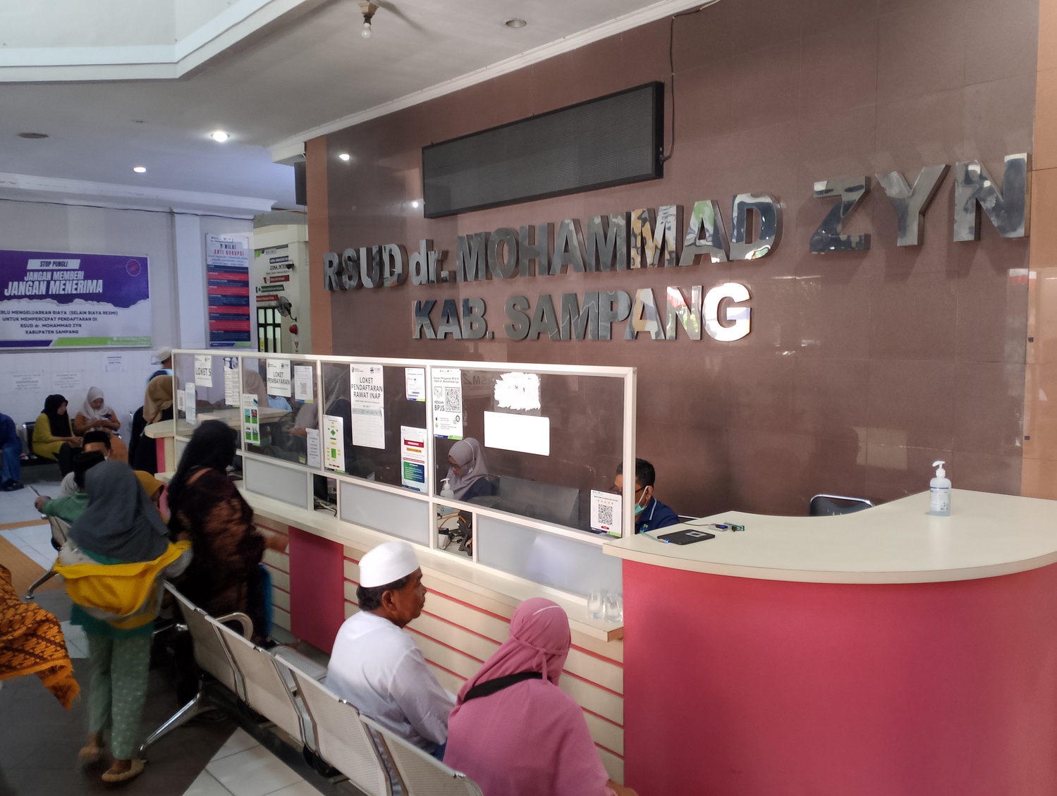 MELAYANI: Warga antre di ruang pelayanan RSMZ Sampang kemarin.