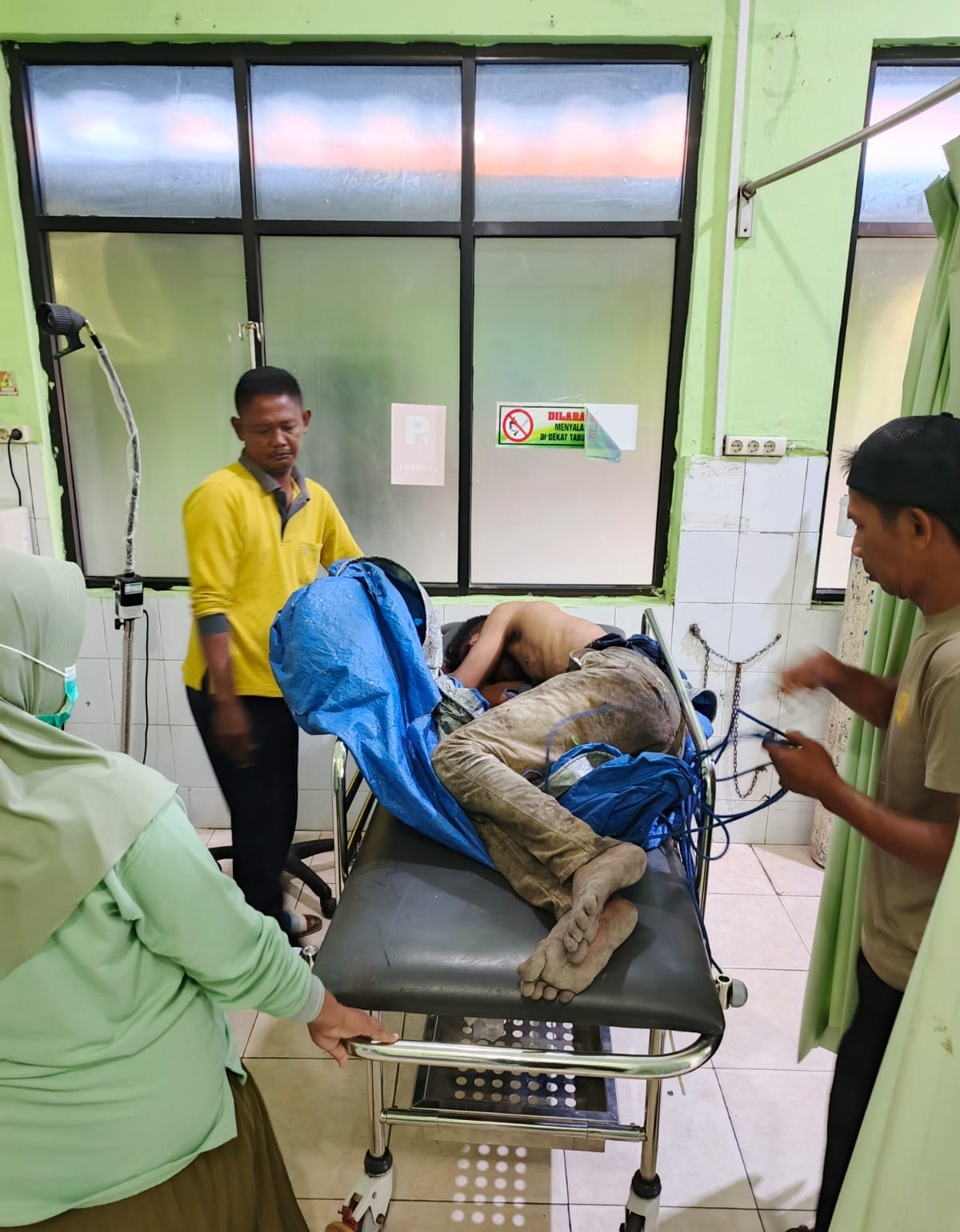 KORBAN PERAMPOKAN: Habibi, korban perampokan saat dibawa ke Puskesmas Klampis pada Senin (15/9).