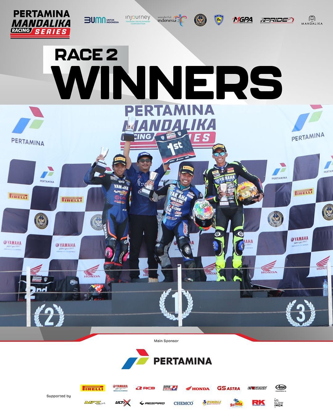 PUTRA DAERAH: Robby Sakera (kiri) foto bersama peraih juara balapan MRS 2025 kelas 250 CC di sirkuit Mandalika, Minggu (21/9).&nbsp;