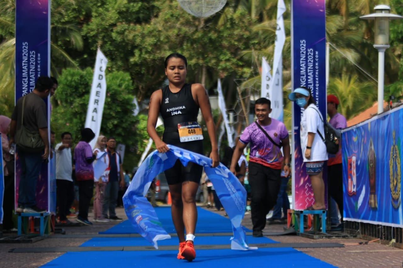 MEMBANGGAKAN: Naura Khalisyah Andhika saat tampil di Aquathlon Piala Panglima TNI 2025 se-Indonesia di Batam, Kepulauan Riau, Minggu (21/9).&nbsp;