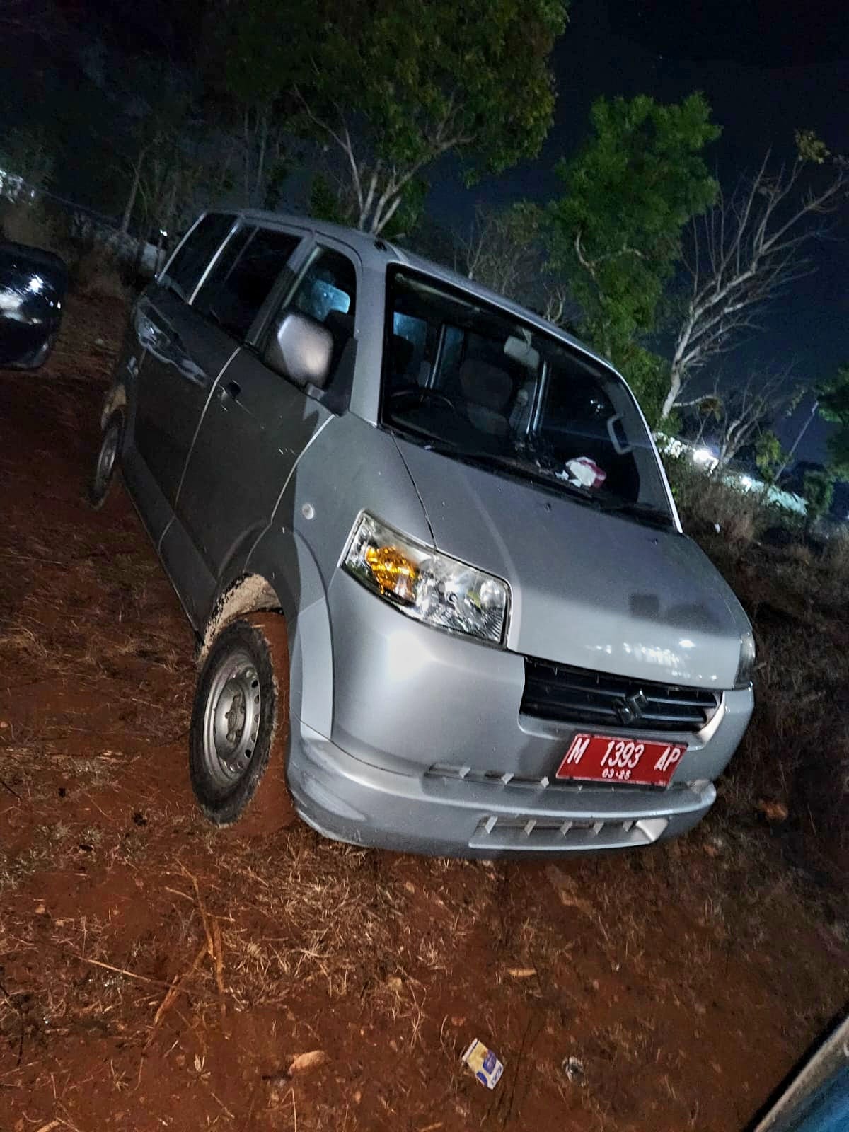 ASET PEMKAB: Mobil Sigap Desa Sokalelah berada di arena permainan tarik tambang di Desa Blumbungan, Kecamatan Larangan, Sabtu (20/9) malam.