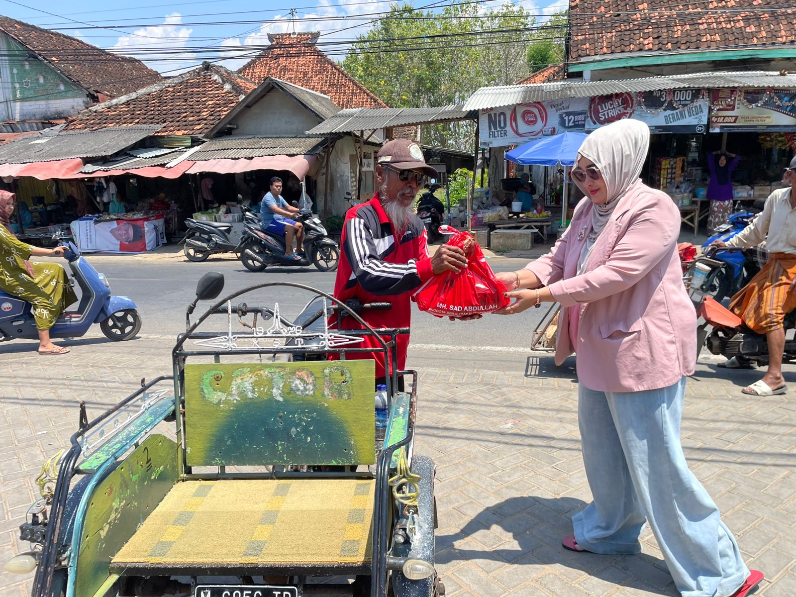 BERBAGI: Tim Said Abdullah memberikan bantuan sembako kepada pengayuh becak di Sumenep.
