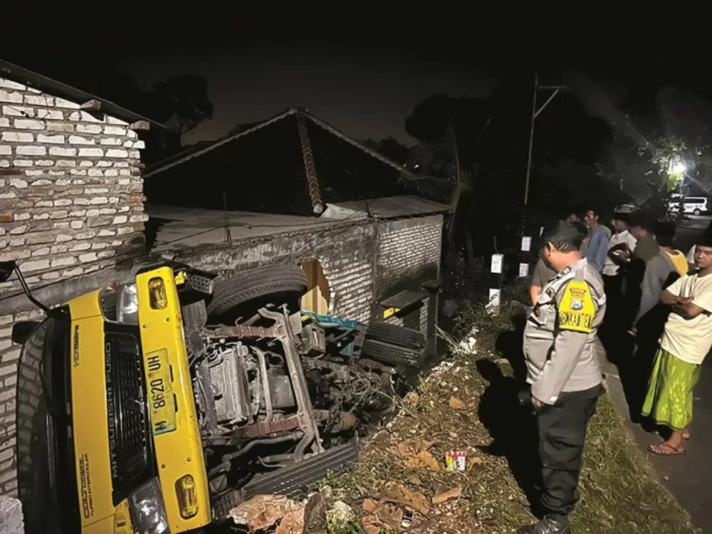 truk bermuatan pasir terguling dan menimpa rumah warga, dua anak kakak beradik tewas