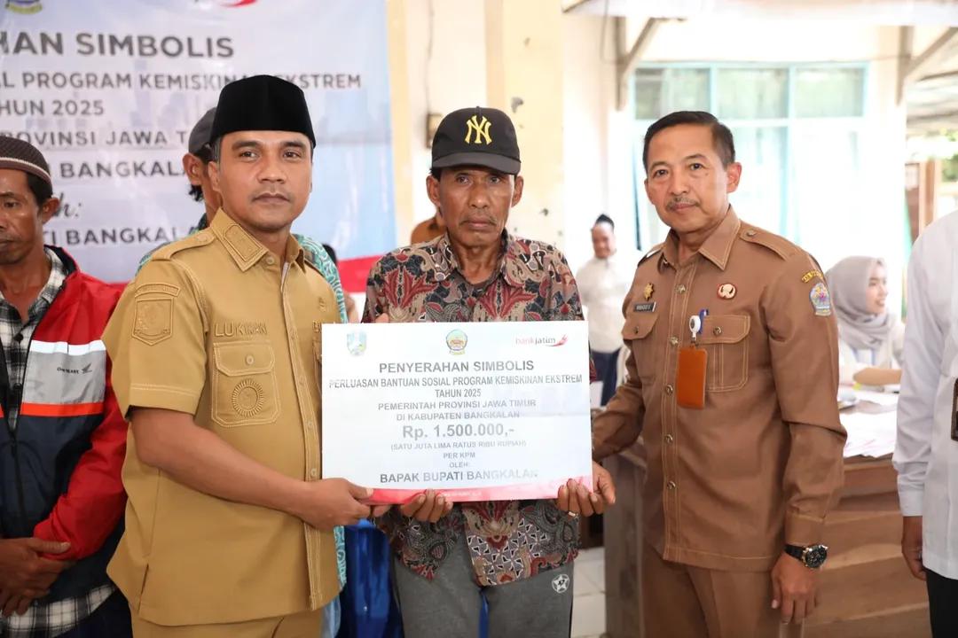 MERAKYAT: Bupati Bangkalan Lukman Hakim menyerahkan bantuan penanggulangan kemiskinan ekstrem kepada KPM di Pendopo Kecamatan Geger kemarin.