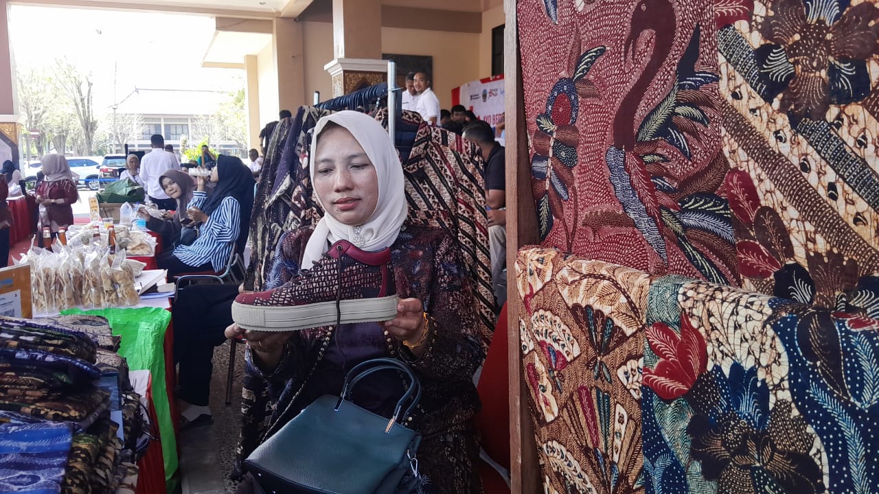 KREATIF: Darmayanti, pelaku IKM batik asal Tanjungbumi mengikuti pameran dalam acara peluncuran Koperasi Merah Putih di Gedung Serbaguna Rato Ebuh Bangkalan, Rabu (16/7).