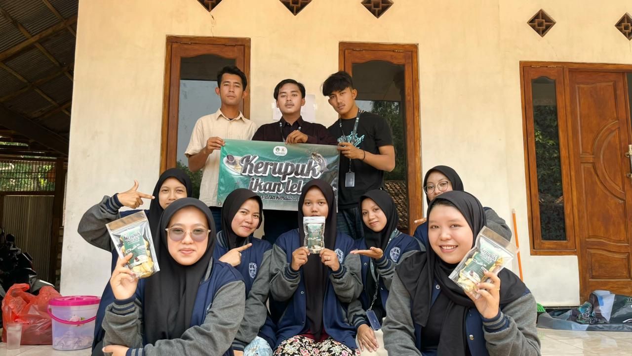 Mahasiswa Institut Agama Islam (IAI) Syaichona Mohammad Cholil Bangkalan (INSYA) mamperkan produk hasil karyanya yakni kripik lele