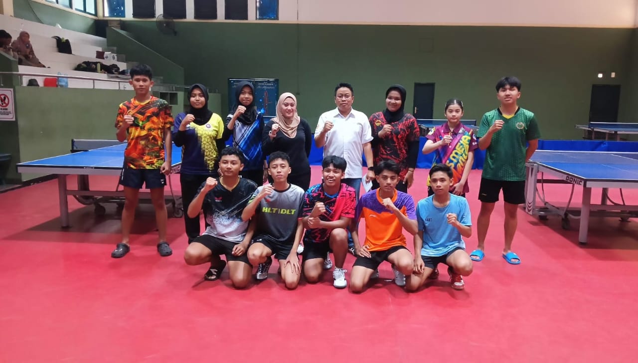 KETAT: Atlet tenis meja mengikuti seleksi Popnas 2025 di GOR Dispora Jawa Timur, Minggu (21/9).&nbsp;