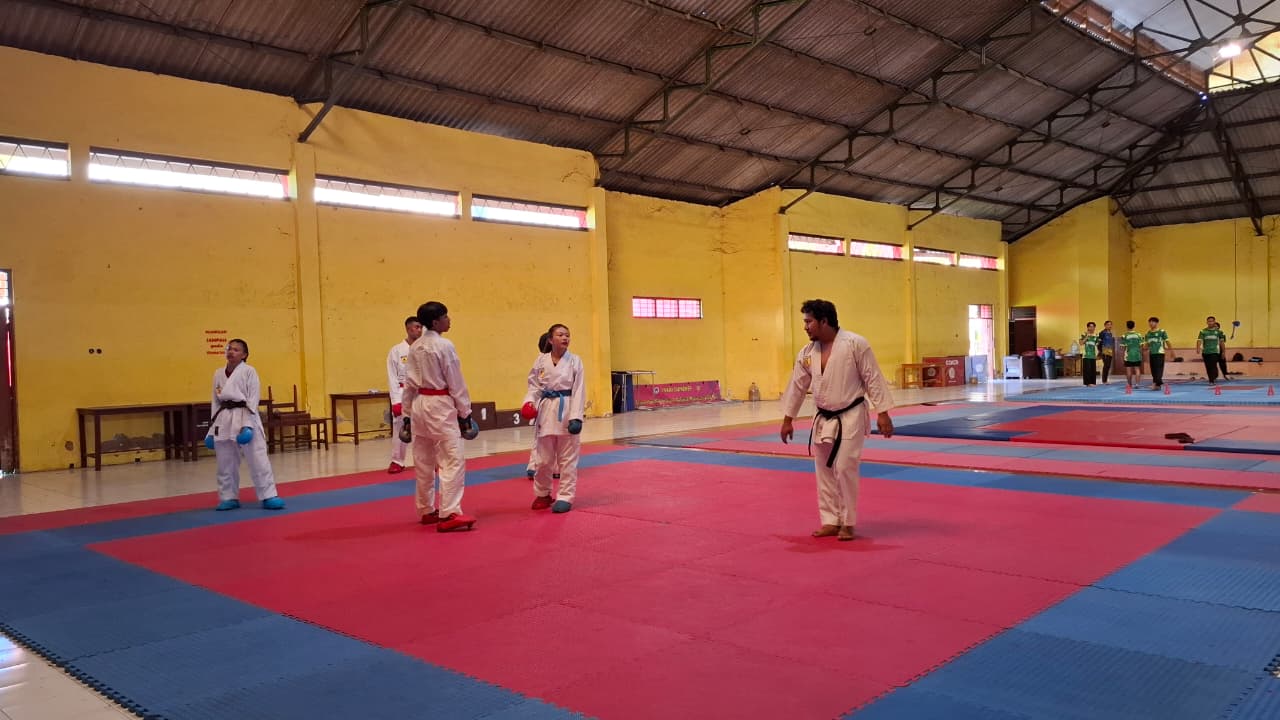 FOKUS: Atlet FORKI Sumenep melakukan latihan rutin di GOR A. Yani, Desa Pabian, Kecamatan Kota, Kamis (5/6).&nbsp;